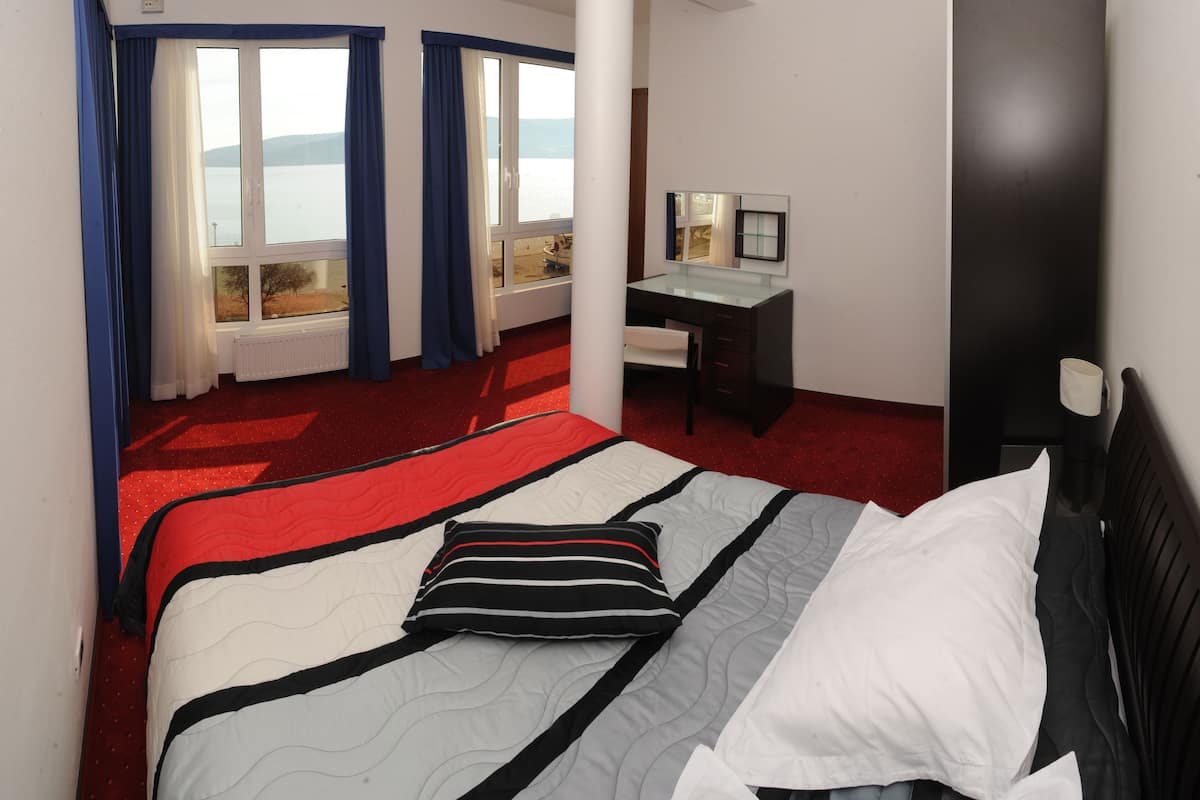 Ropa de cama de alta calidad, cubrecamas y minibar