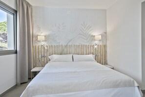 In-room safe, desk, laptop workspace, blackout drapes - Castellmar Apartments (Castelldefels)