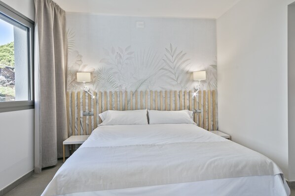 Zimmersafe, Schreibtisch, laptopgeeigneter Arbeitsplatz