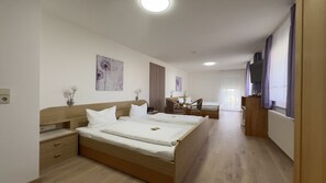 Family Room | Desk, WiFi, bed sheets - Hotel Restaurant Engel (Kappel-Grafenhausen)