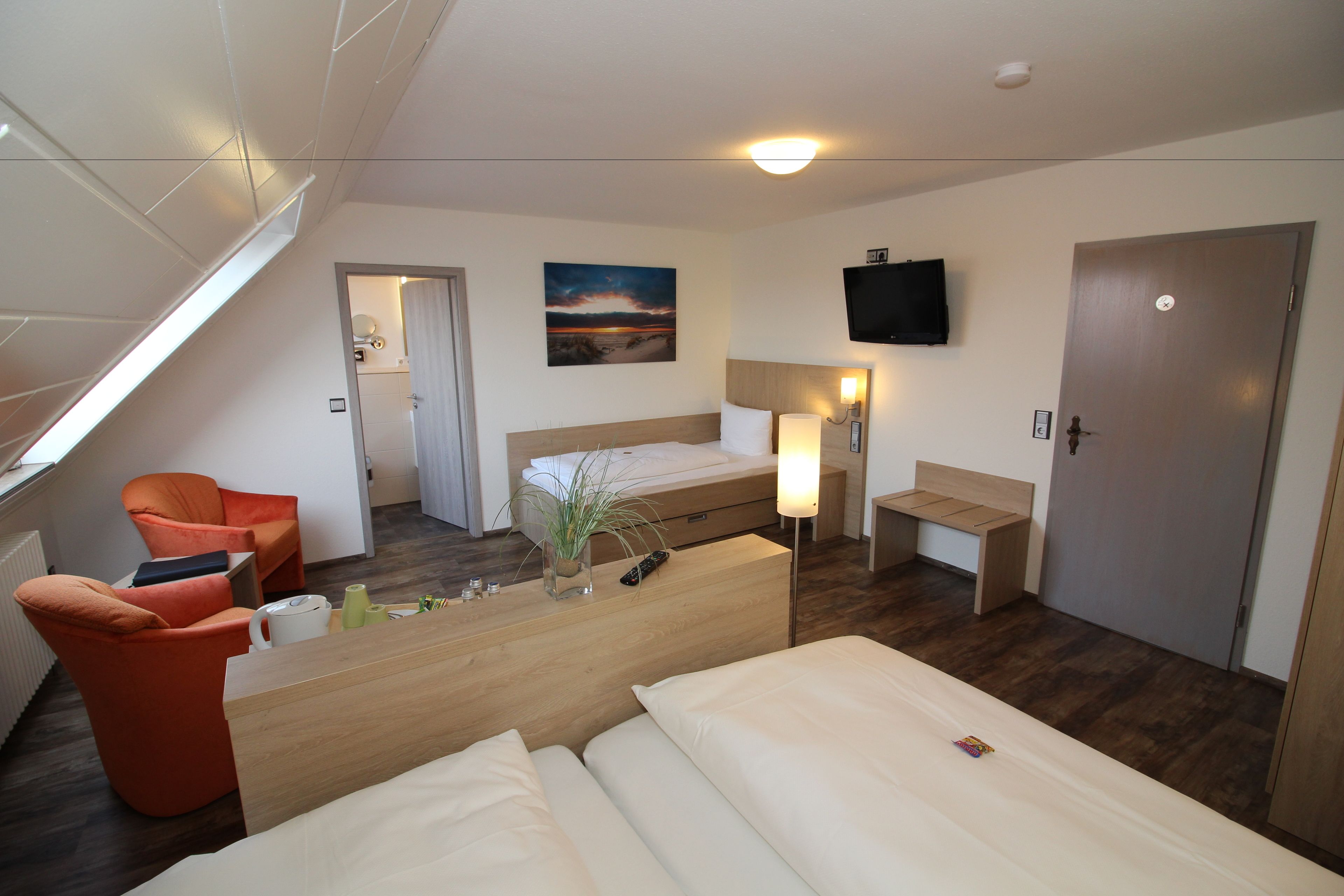 triple room | desk, wifi, bed sheets