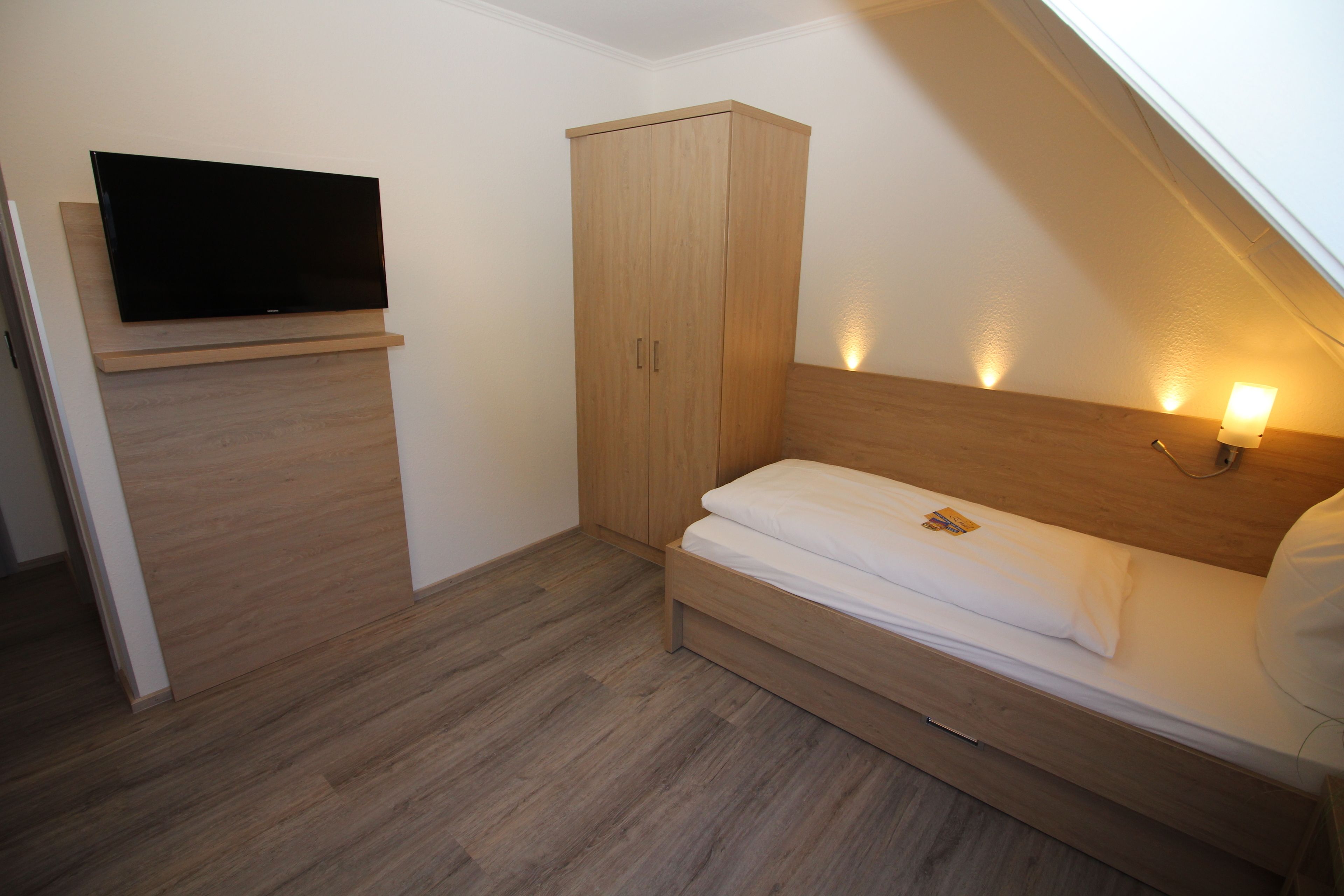 single room | desk, wifi, bed sheets