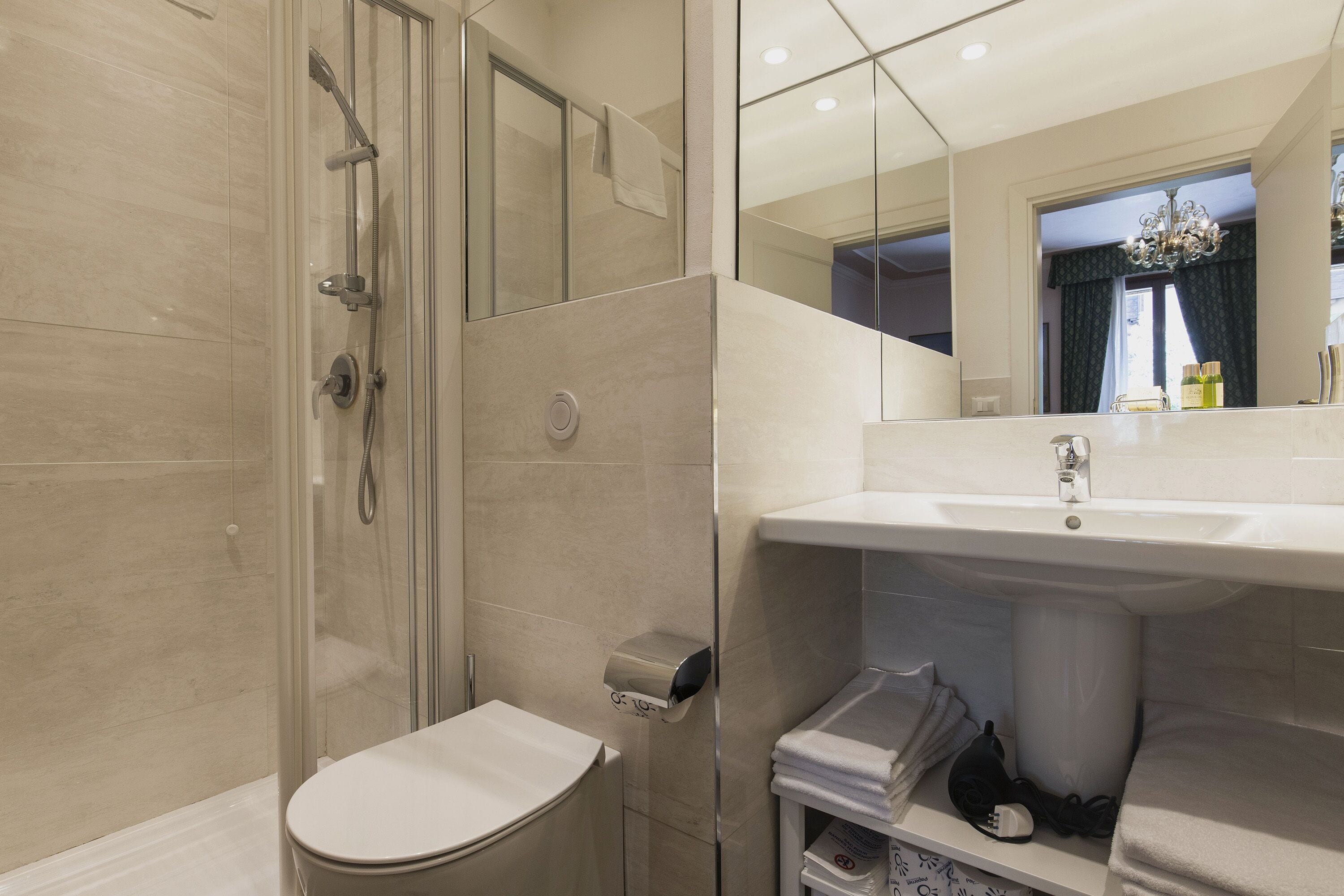 Deluxe Quadruple Room | Bathroom | Combined shower/bathtub, free toiletries, hair dryer, towels