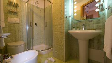 Superior Single Room | Bathroom | Shower, rainfall showerhead, free toiletries, hair dryer