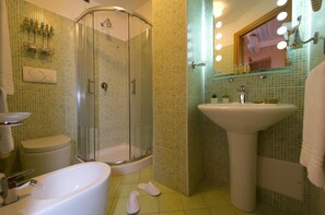 Superior eenpersoonskamer | Badkamer | Een douche, een regendouche, gratis toiletartikelen, een haardroger