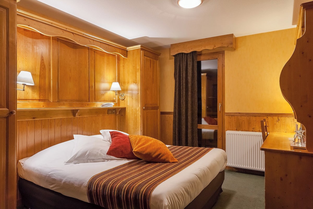 In-room safe, desk, blackout curtains, free WiFi