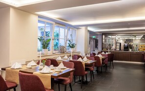 Petit déjeuner buffet (19 EUR par personne)