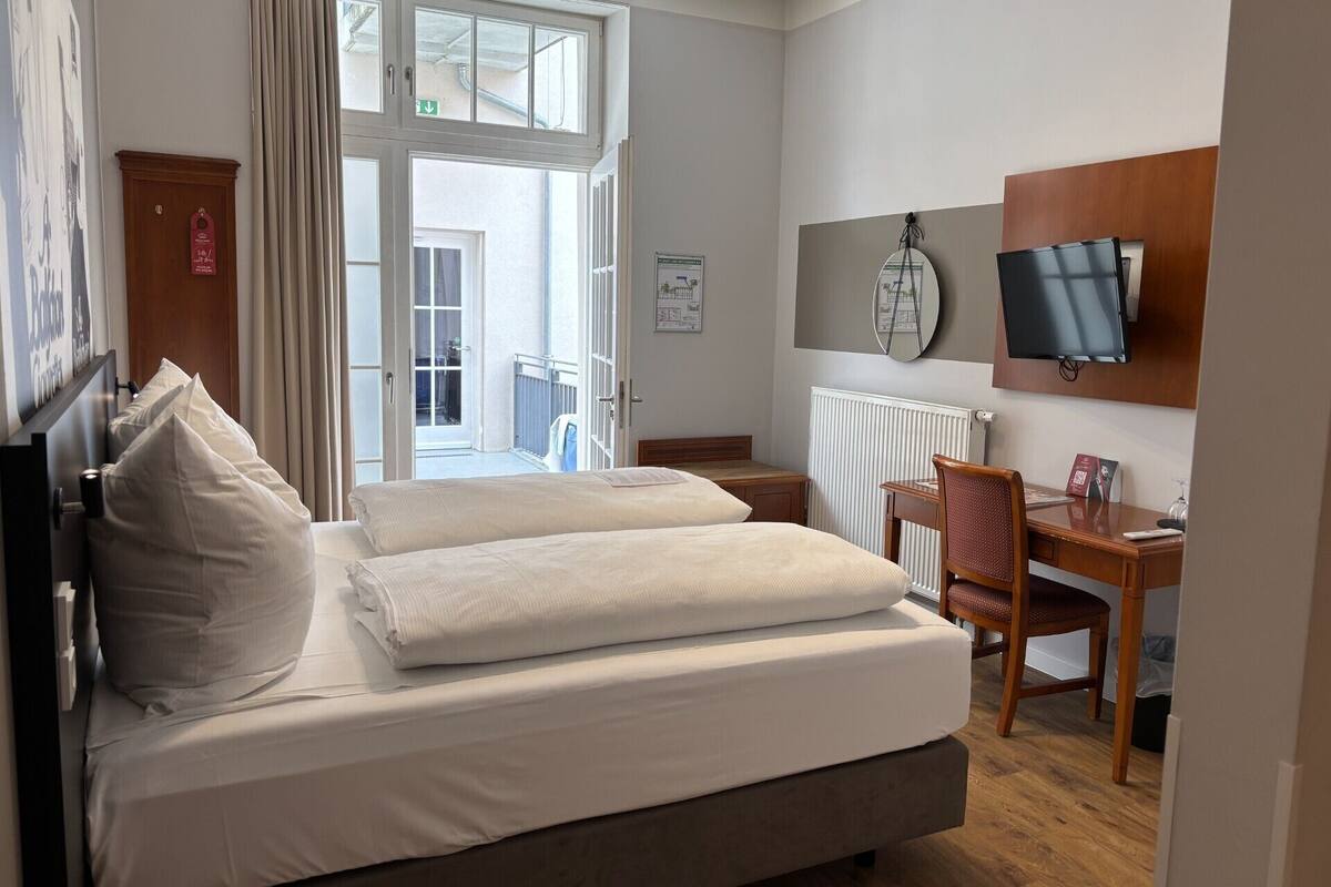 Suite Double | เครื่องนอนระดับพรีเมียม, ตู้นิรภัยในห้องพัก, โต๊ะทำงาน, ผ้าม่านกันแสง