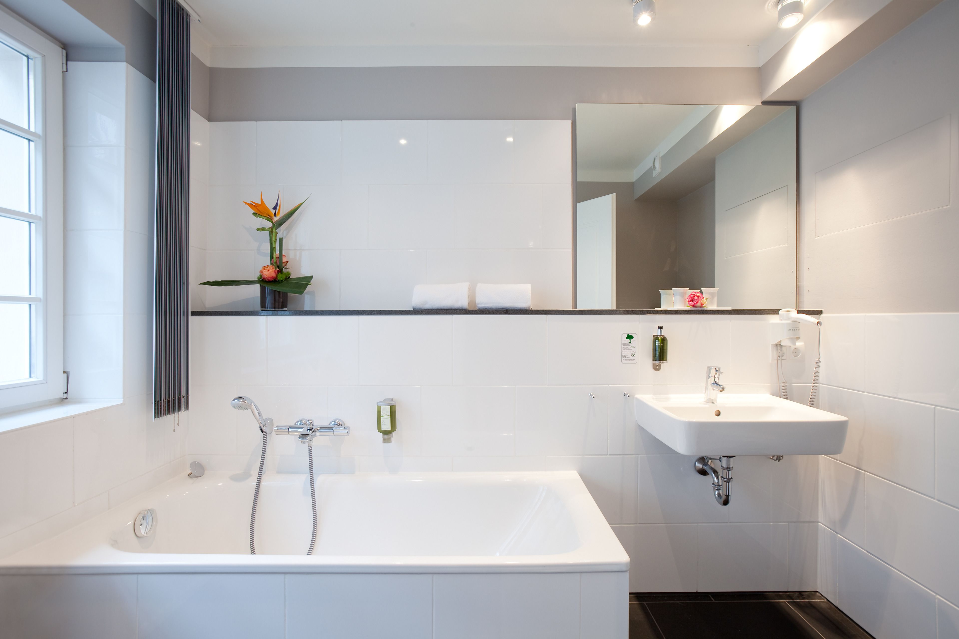 rainfall showerhead, free toiletries, hair dryer, towels