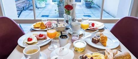 Frokostbuffé hver dag (EUR 19 per person)