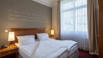 Ropa de cama de alta calidad y caja de seguridad en la habitación