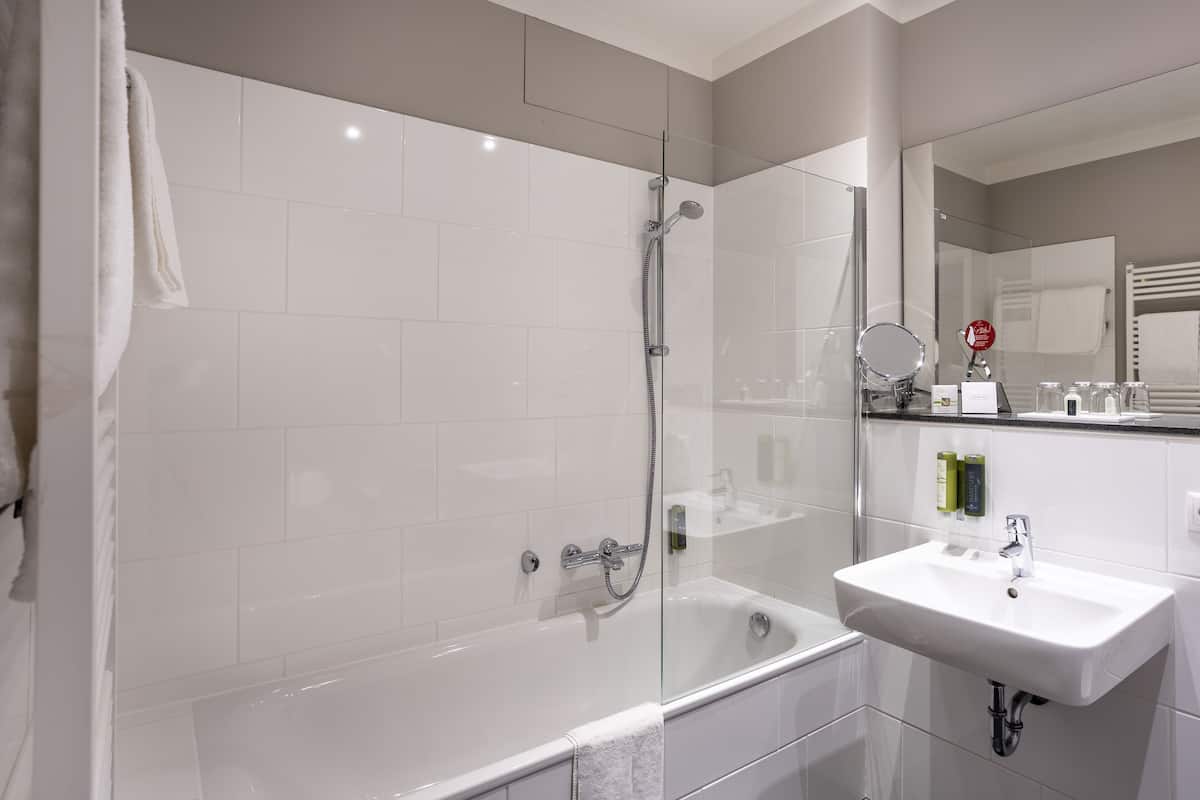 Douche cascade, articles de toilette écologiques, séchoir à cheveux
