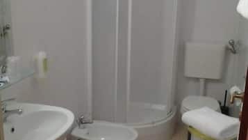 Camera con letto matrimoniale o 2 letti singoli | Bagno | Doccia, asciugacapelli, asciugamani