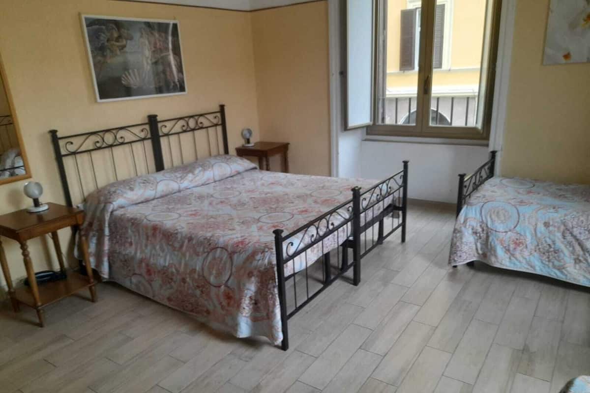 Ropa de cama de alta calidad y caja de seguridad en la habitación