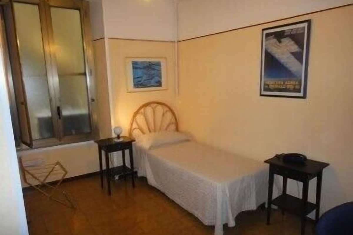 Ropa de cama de alta calidad y caja de seguridad en la habitación