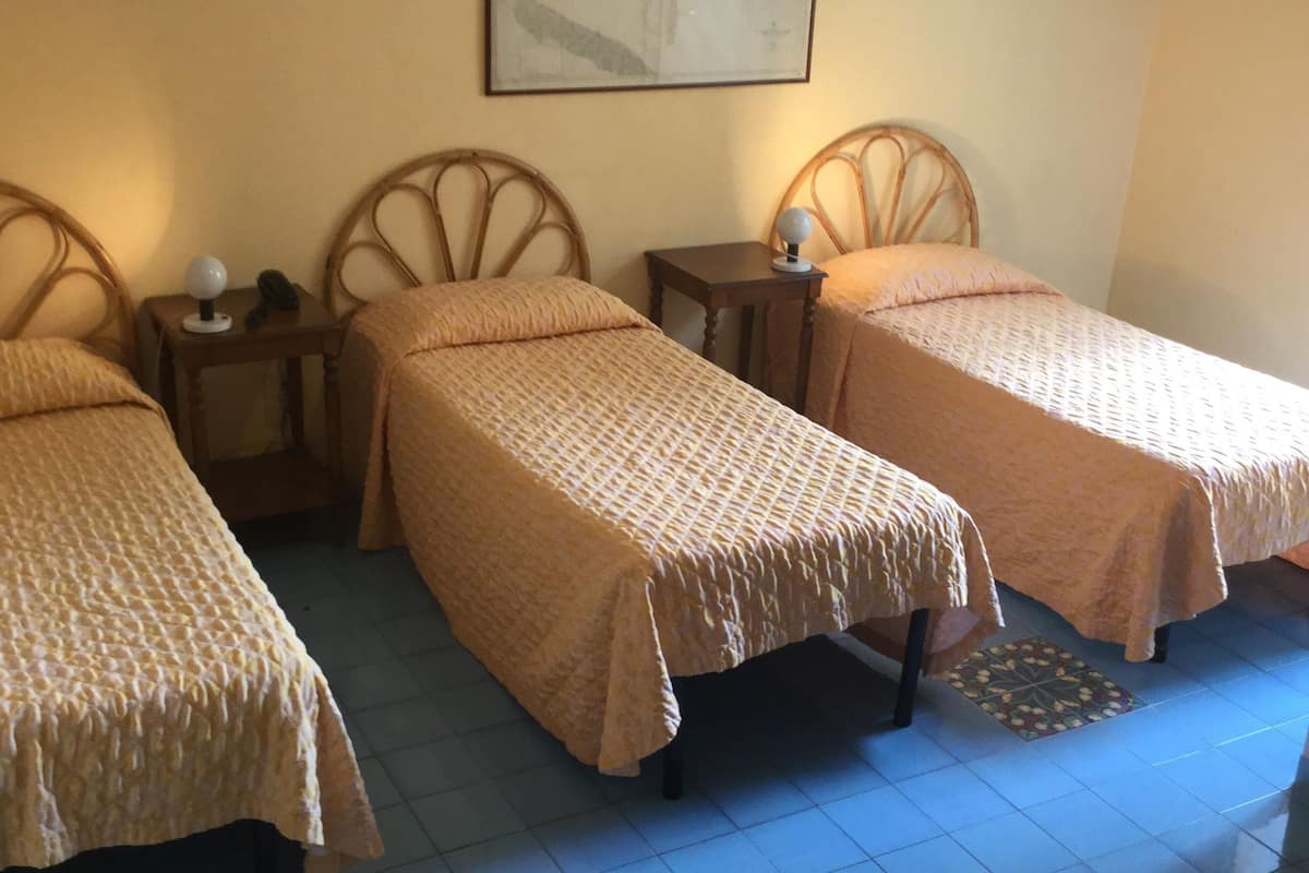 Ropa de cama de alta calidad y caja de seguridad en la habitación