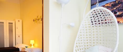 Habitación con 2 camas individuales, baño en la habitación | Escritorio y wifi gratis