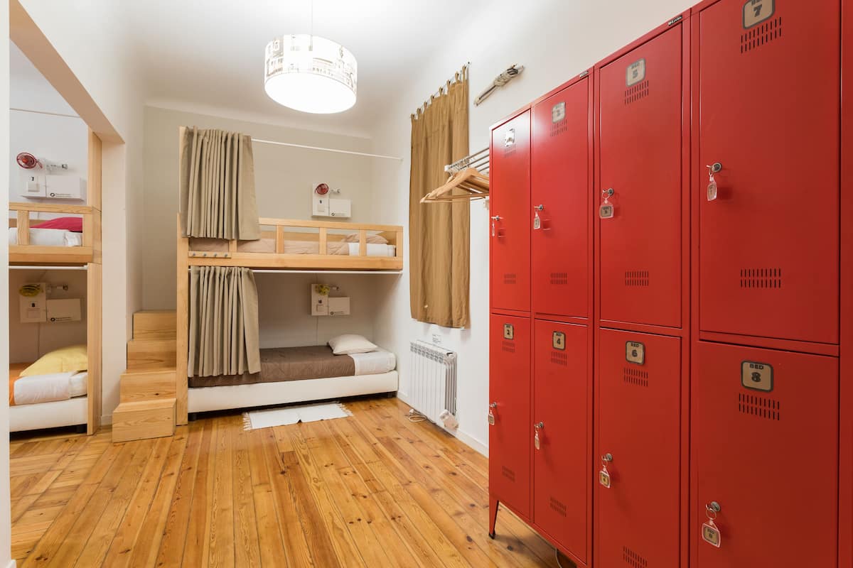 Dormitorio compartido, dormitorio mixto, baño compartido (1 Bed in a 10 Bed Dorm) | Escritorio y wifi gratis