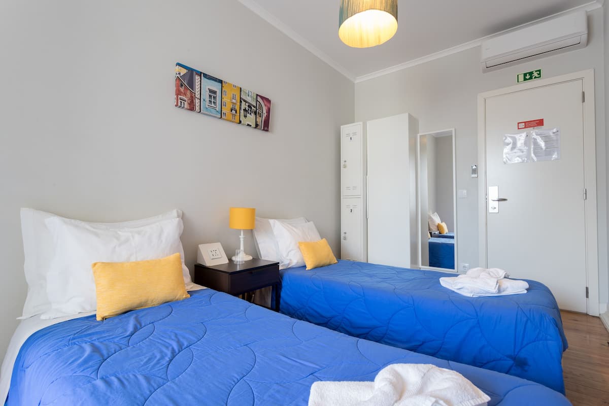 Twin kamer, gemeenschappelijke badkamer | Een bureau, gratis wifi