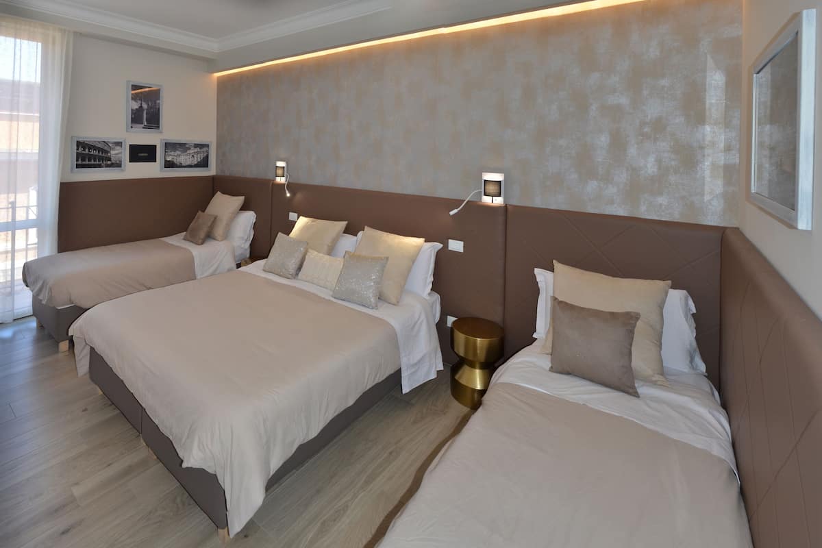 Kamar Quadruple | Tempat tidur Select Comfort, brankas, meja kerja, dan tirai kedap cahaya