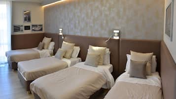 Vierbettzimmer | Select-Comfort-Betten, Zimmersafe, Schreibtisch, Verdunkelungsvorhänge