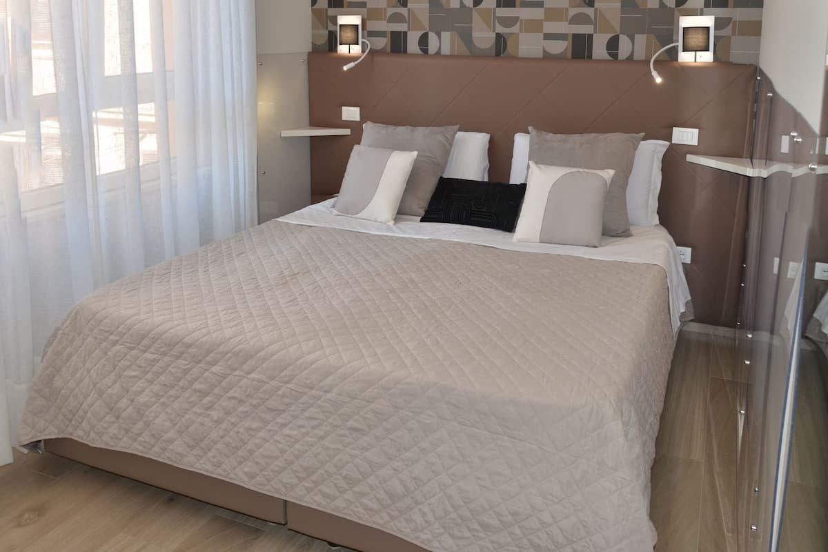 Tempat tidur Select Comfort, brankas, meja kerja, dan tirai kedap cahaya