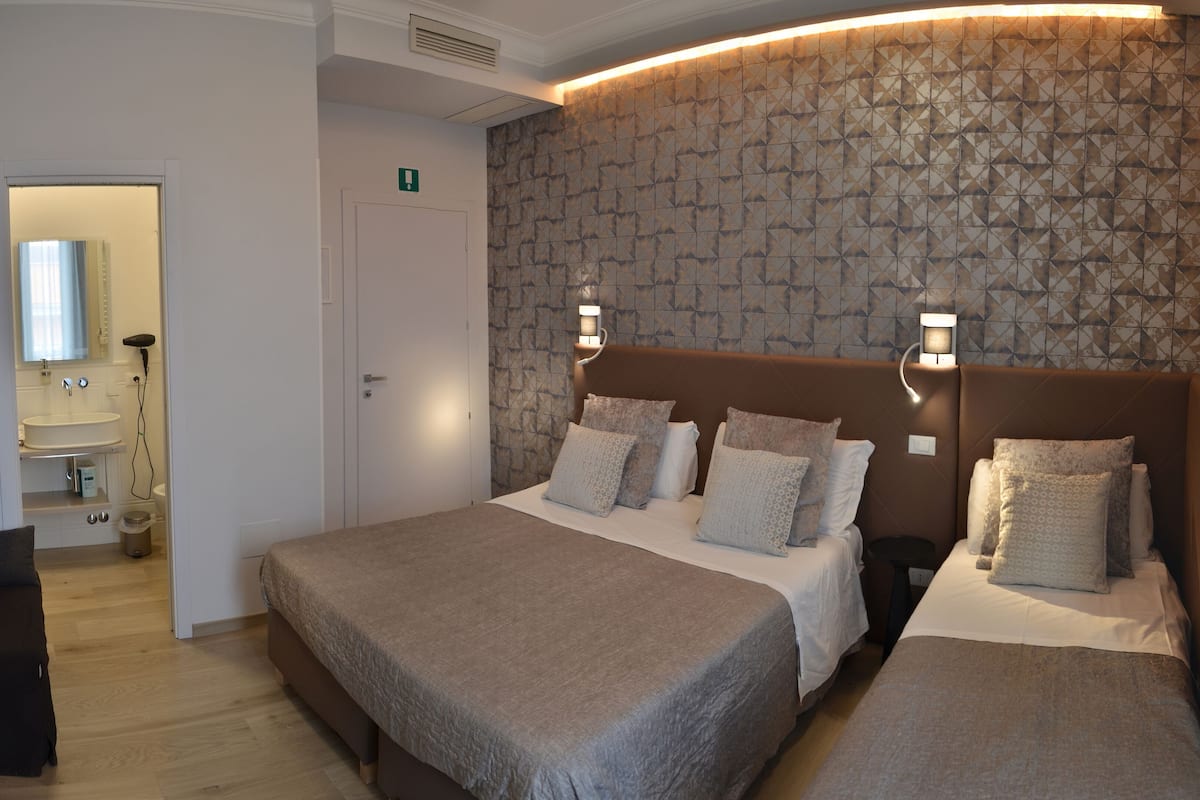 Kamar Triple | Tempat tidur Select Comfort, brankas, meja kerja, dan tirai kedap cahaya