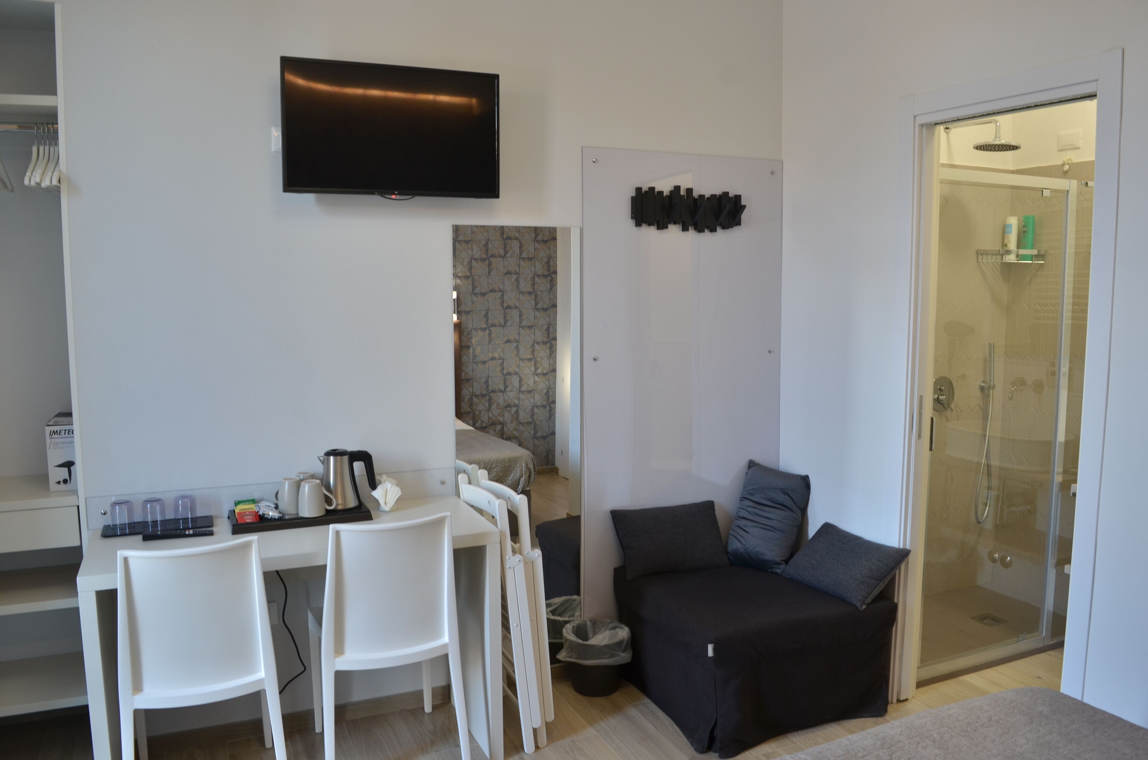 Habitación triple | Camas Select Comfort, caja de seguridad en la habitación y escritorio 