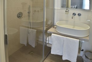Triple Room | Bathroom | Shower, rainfall showerhead, free toiletries, hair dryer - B&B At Your Place (Rome)