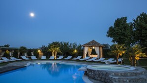 A swimming pool with lounge chairs and a gazebo. - Ca' Maddalena (Villafranca di Verona)