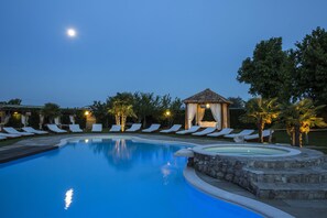 2 piscines extérieures, piscine avec cascade, chaises longues