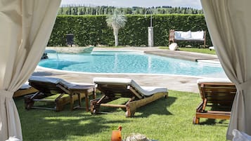 2 Außenpools, Pool mit Wasserfall, Liegestühle