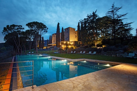 Indoor pool, outdoor pool, pool loungers. Castello di Spaltenna- Small Luxury Hotels of the World