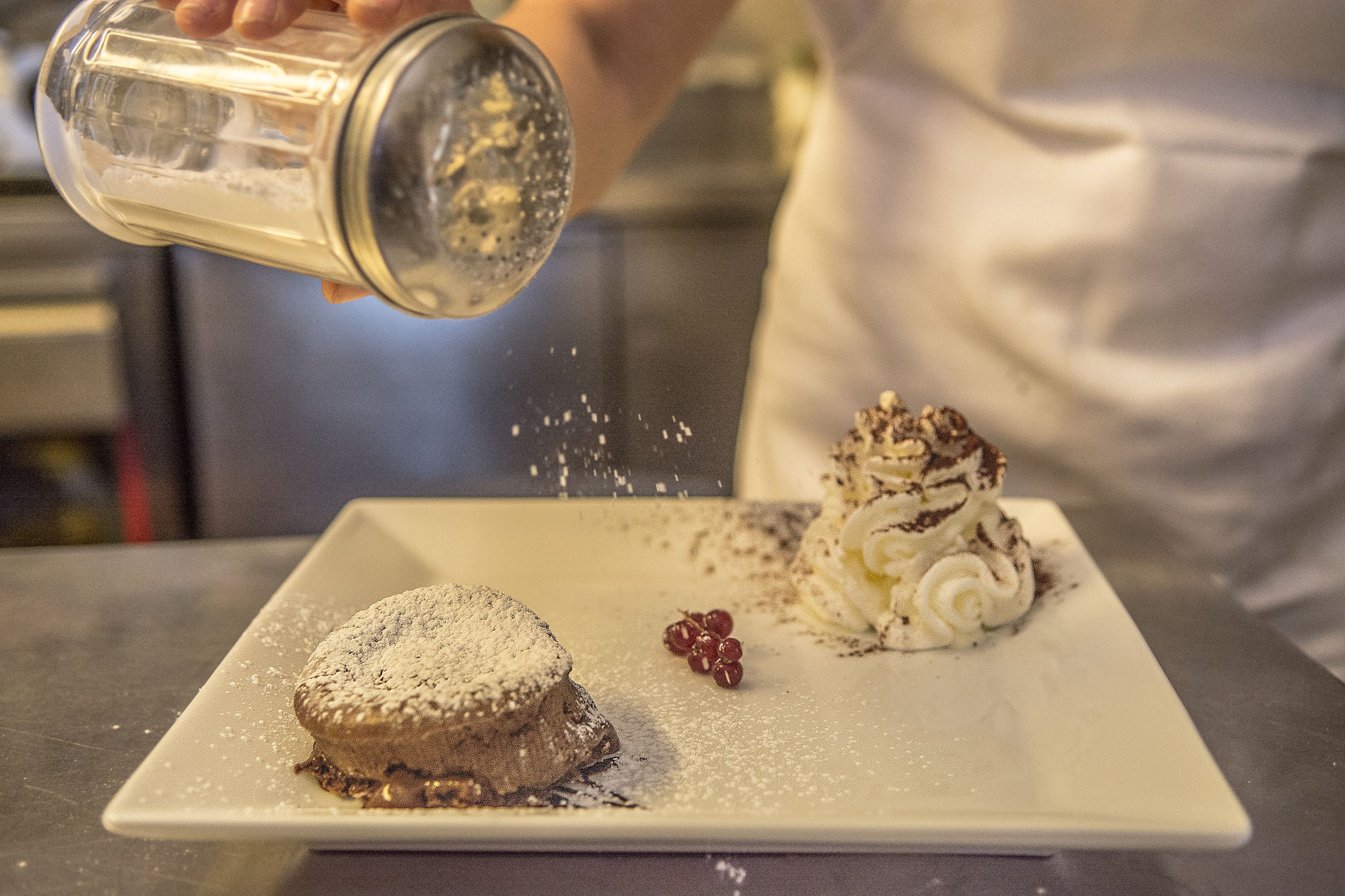 Un postre espolvoreado con azúcar glas.