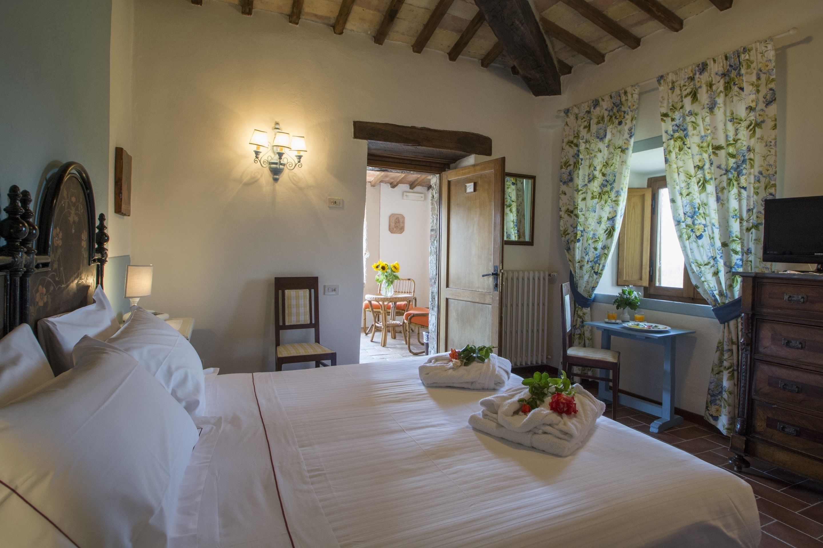 Minibar, caja de seguridad en la habitación, wifi gratis y ropa de cama 