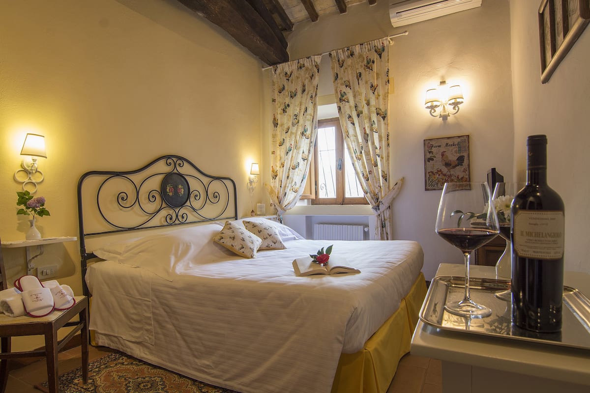 Basic Double Room | Minibar, in-room safe, free WiFi, bed sheets