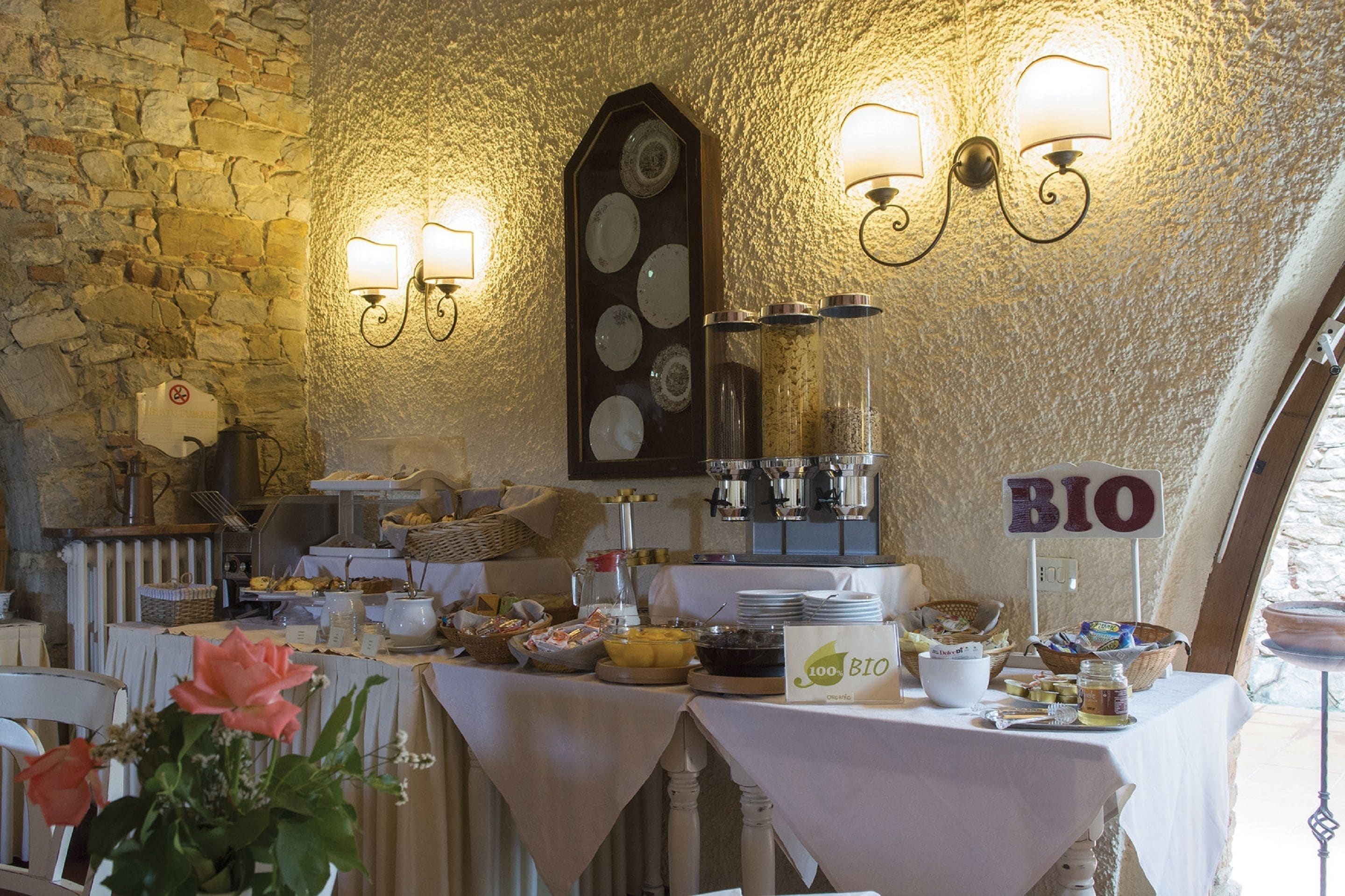 Ein Frühstücksbuffet mit verschiedenen Speisen und einem Schild, das biologische Optionen kennzeichnet.