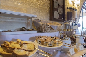 Daily buffet breakfast (EUR 18.50 per person)