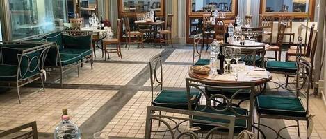 Petit déjeuner et déjeuner servis sur place, restauration en plein air