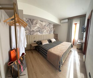 Selimut bulu angsa, minibar, brankas, dan meja kerja