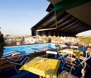 Piscine extérieure, chaises longues