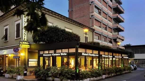A building with a restaurant named "Albergo Pizzeria" and a hotel named "Hotel Florida." - Hotel Florida (Montecatini Terme)