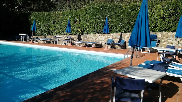 Piscina a l'aire lliure (horari: 08:00-20:00), para-sols i gandules