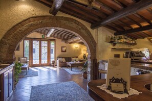 Interior entrance - Hotel Colle Etrusco Salivolpi (Castellina in Chianti)