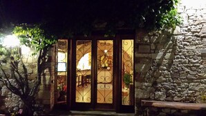 A stone building with a wooden bench outside. - Hotel Colle Etrusco Salivolpi (Castellina in Chianti)