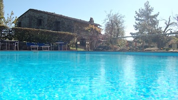 Piscina all'aperto, ombrelloni da piscina, lettini