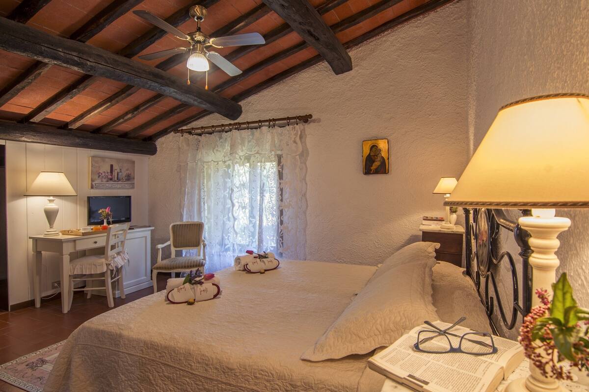 deluxe double room | premium bedding, minibar, in-room safe, desk