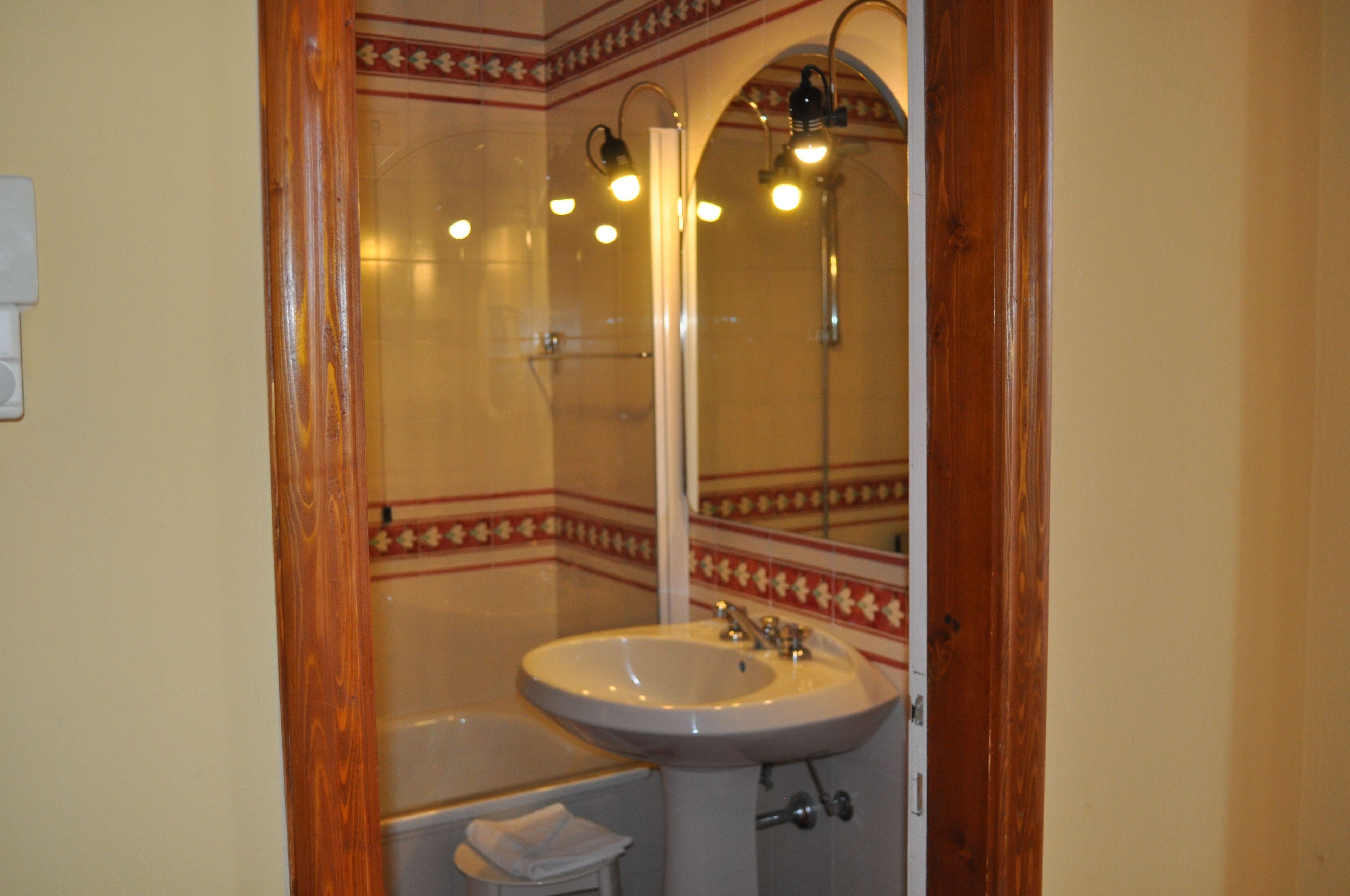 superior double room | bathroom | combined shower/bathtub, free toiletries, hair dryer, bidet