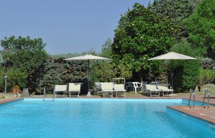 Piscina externa, guarda-sóis, espreguiçadeiras
