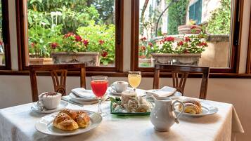 Tägliches inbegriffenes großes Frühstück